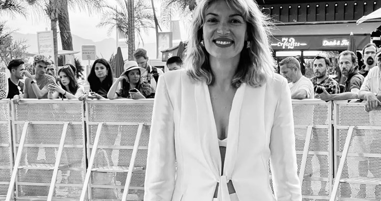 H Βίκυ Καγιά στις Κάννες με σέξι λευκό κοστούμι