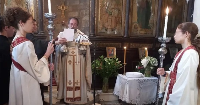 παπάς, πλάκα