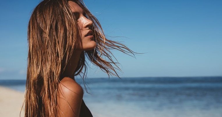 Τα πιο έξυπνα tips για υγιή και λαμπερά μαλλιά στις διακοπές