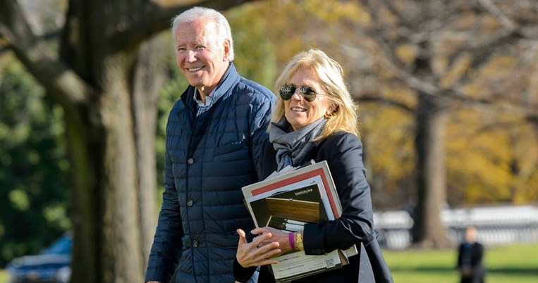 Η απρόσμενη κάζουαλ εμφάνιση της Τζιλ Μπάιντεν με τζιν