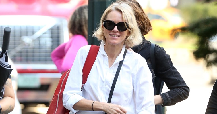 Ναόμι Γουότς: Φόρεσε το πιο σωστό πανωφόρι πάνω από το φόρεμά της