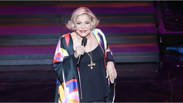 Μαρινέλλα: Γιατί απαιτούμε από τα αηδόνια να τραγουδούν ακόμα και όταν μεγαλώνουν;