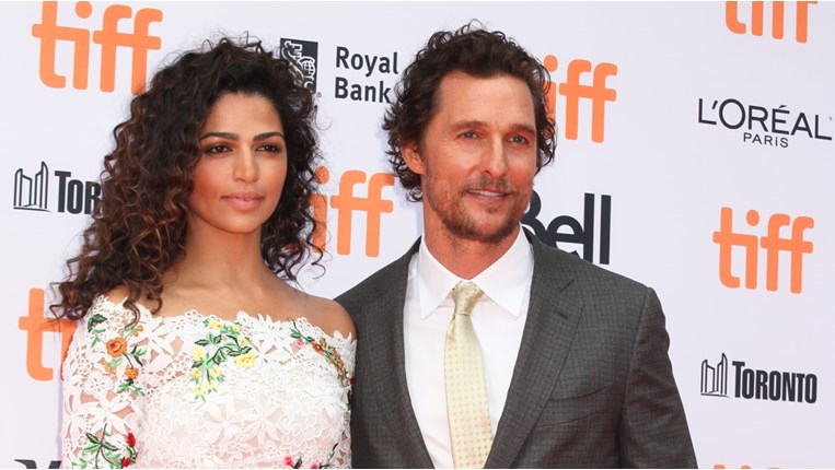 Μάθιου Μακόναχι, Καμίλα Άλβες