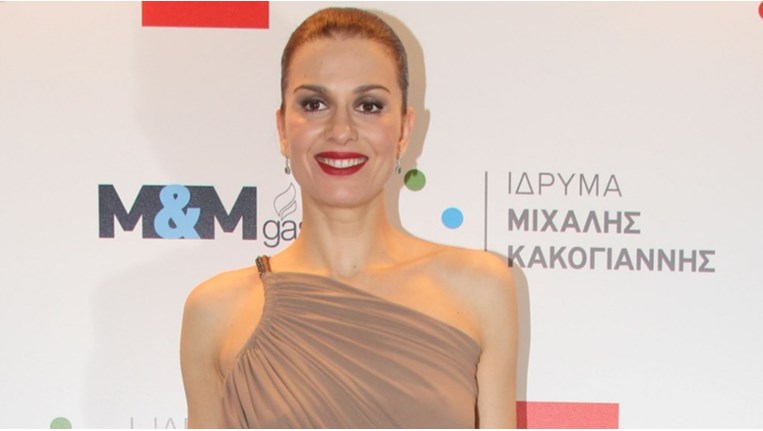 Τρία σύνολα της Τζίνας Αλιμόνου που αξίζει να αντιγράψεις την άνοιξη