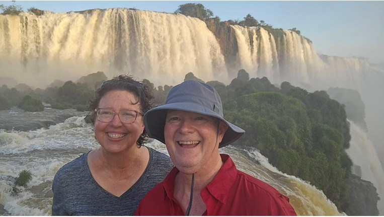 Ταξιδευτές του κόσμου, Μάικ και Νάνσι