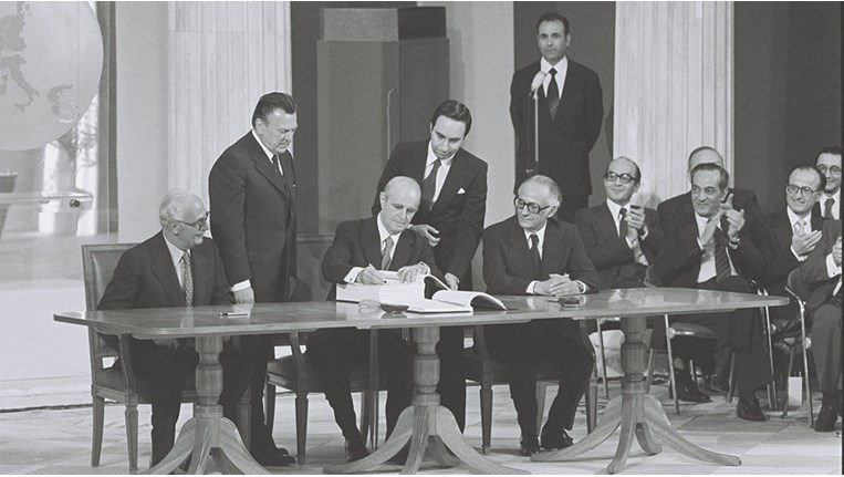 Υπογραφή συνθήκης ένταξης της Ελλάδας στην ΕΟΚ, Καραμανλής