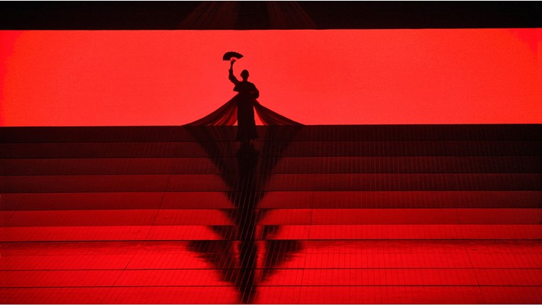 Μαντάμ Μπάτερφλαυ, Μέγαρο