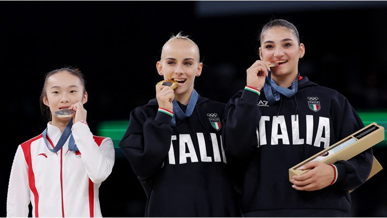 Ολυμπιακοί αγώνες, Τζου Γιακίν, δάγκωμα μεταλλίου