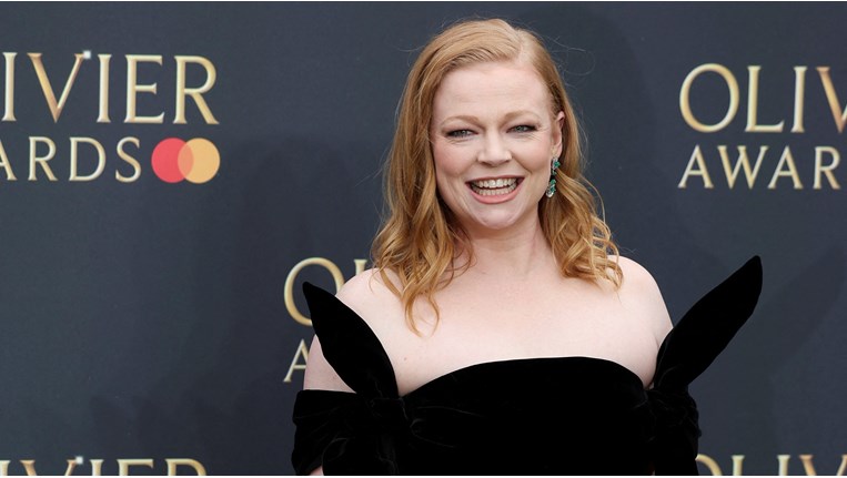 Σάρα νουκ 'έκλεψε' το βραβείο Olivier 2024 από τη Σάρα Τζέσικα Πάρκερ και εντυπωσίασε με την κομψή της εμφάνιση