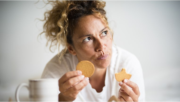 γυναίκα που τρώει 40+