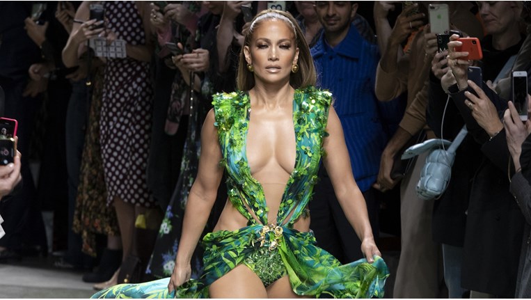 Τζένιφερ Λόπεζ: Ο στιλίστας της την είχε ικετέψει να μη βάλει το Jungle Dress του Versace