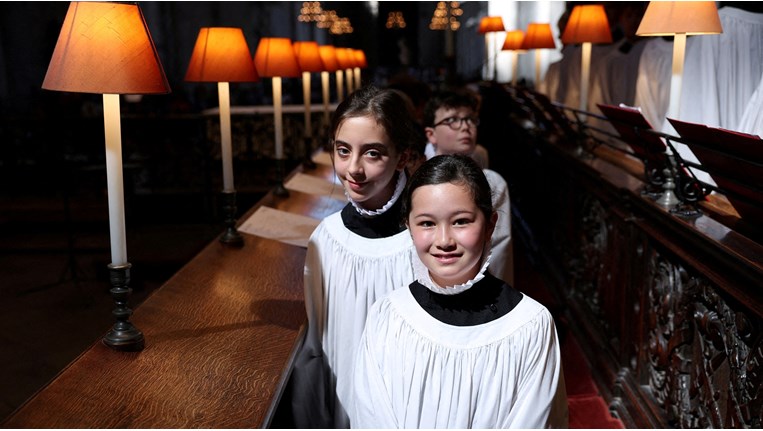 Λονδίνο: Η Λίλα και η Λόις έγιναν τα πρώτα κορίτσια που συμμετέχουν στη χορωδία του St. Paul's Cathedral