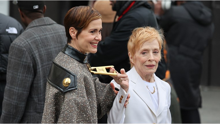 Σάρα Πόλσον, Χόλαντ Τέιλορ