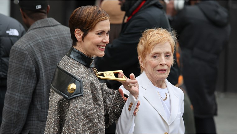 Σάρα Πόλσον, Χόλαντ Τέιλορ