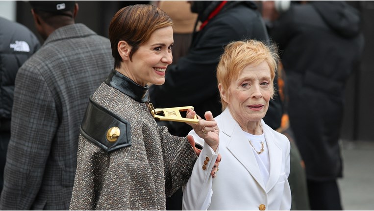 Σάρα Πόλσον, Χόλαντ Τέιλορ