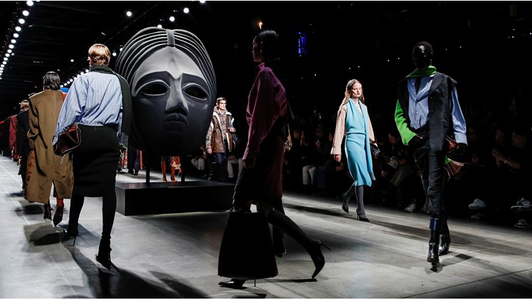 EtrO Φθινόπωρο- Χειμώνας ΄24: 'Ομηρικό ταξίδι' χαρακτήρισε τη συλλογή ο Marco De Vincenzo