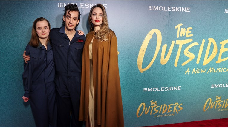 Αντζελίνα Τζολί, κόρη, The Outsiders