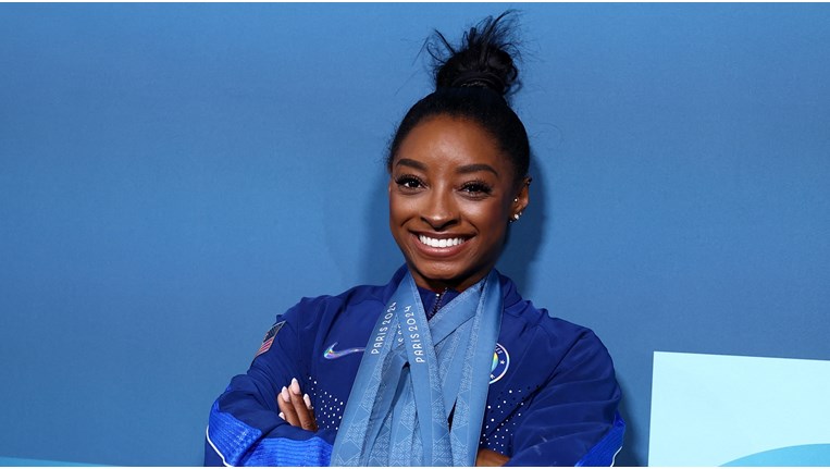 Σιμόν Μπάιλς υποκλίνεται