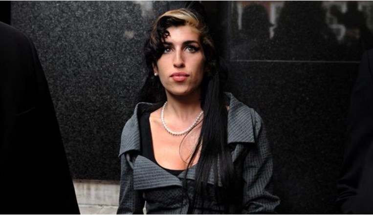 «Μάζεψαν την Έιμι Γουάινχαουζ αναίσθητη μετά από πέντε μέρες ποτού, και τη φόρτωσαν για περιοδεία»