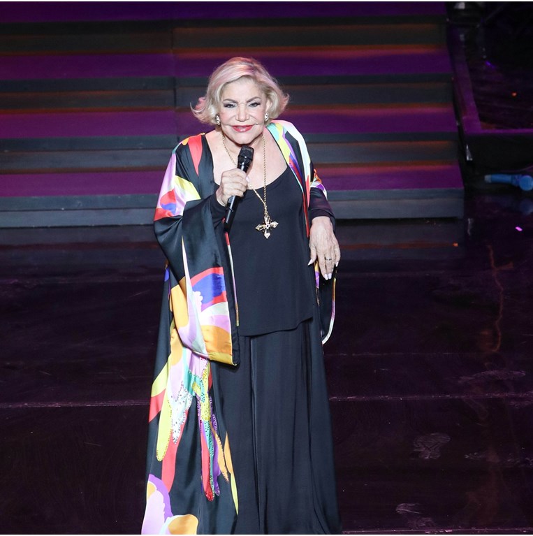 Μαρινέλλα: Γιατί απαιτούμε από τα αηδόνια να τραγουδούν ακόμα και όταν μεγαλώνουν;