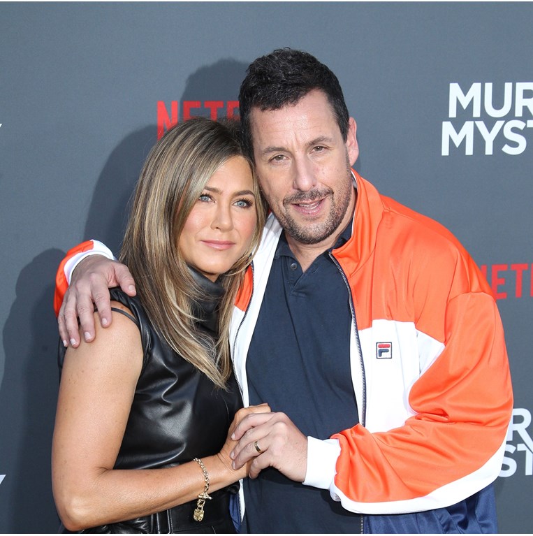 Τζένιφερ Άνιστον: Ο Αντάμ Σάντλερ και η γυναίκα του της στέλνουν λουλούδια στη Γιορτή της Μητέρας