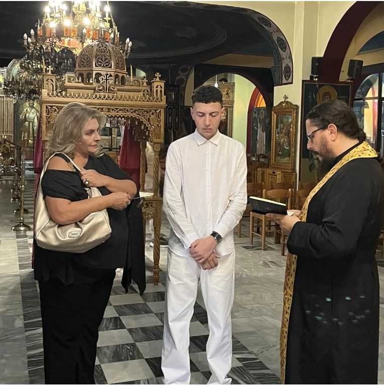 Λάρισα: 'Κυρία θα γίνεται νονά μου;'- 19χρονος μαθητής ζήτησε να γίνει Χριστιανός