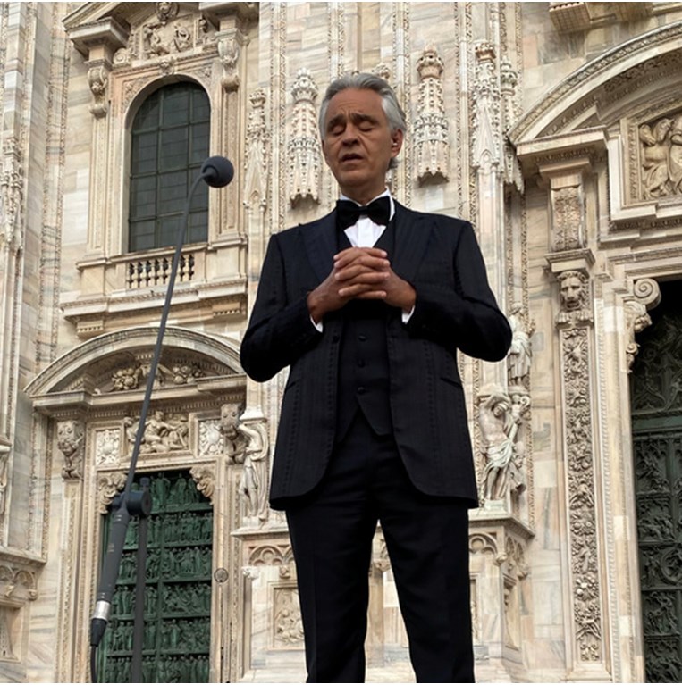 H ανατριχιαστική ερμηνεία του Αντρέα Μποτσέλι στον άδειο καθεδρικό ναό Ντουόμο στο Μιλάνο