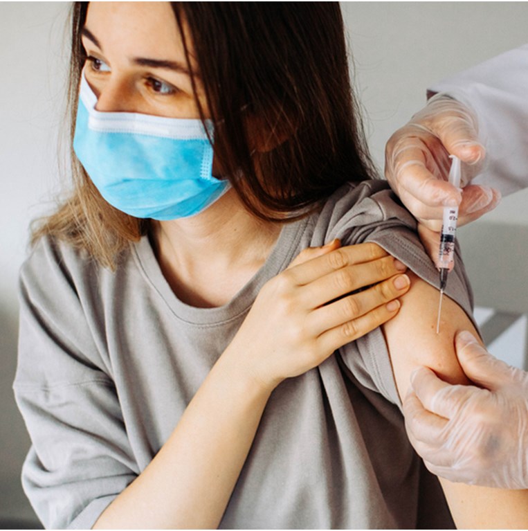 Τι να ΜΗΝ κάνεις πριν και μετά το εμβόλιο για τον κορονοϊό