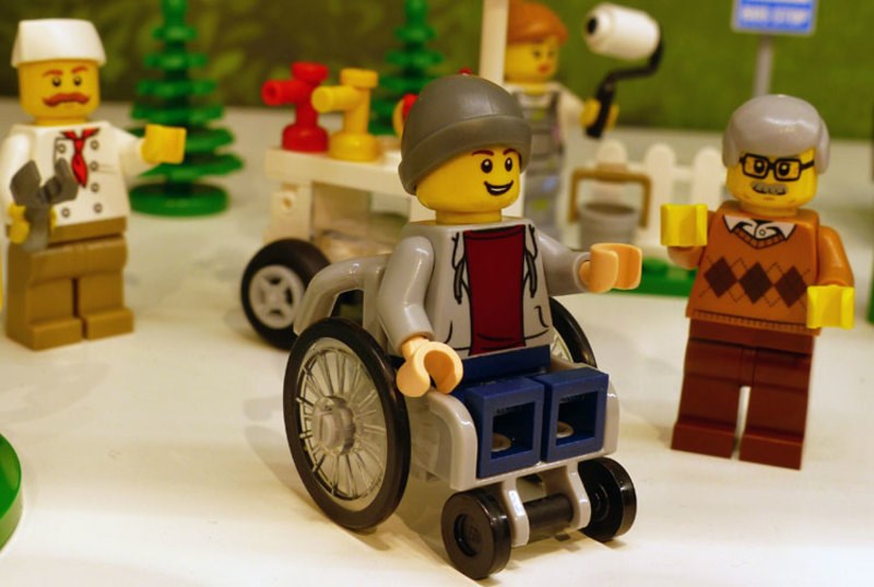 Η Lego λανσάρει για πρώτη φορά φιγούρες με αναπηρία στα παιχνίδια της