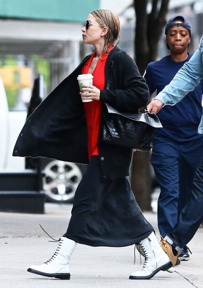 H Mary Kate Olsen θέλει να μας πείσει να φορέσουμε αυτές τις χοντροκομμένες μπότες τη νέα σεζόν