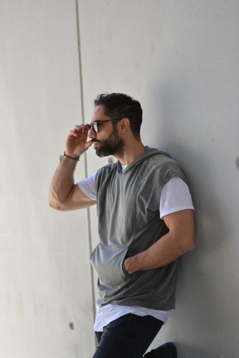 Ο Χρήστος Μητρόπουλος φτιάχνει ρούχα για άντρες που λατρεύουν τα καλοραμμένα T-Shirt 