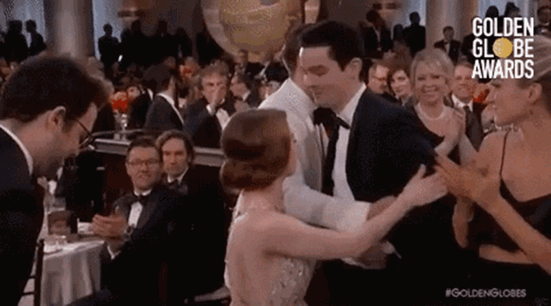 Όλο το Χόλιγουντ μιλάει για την αμήχανη αγκαλιά της Τζένιφερ Λόρενς με την Έμα Στόουν