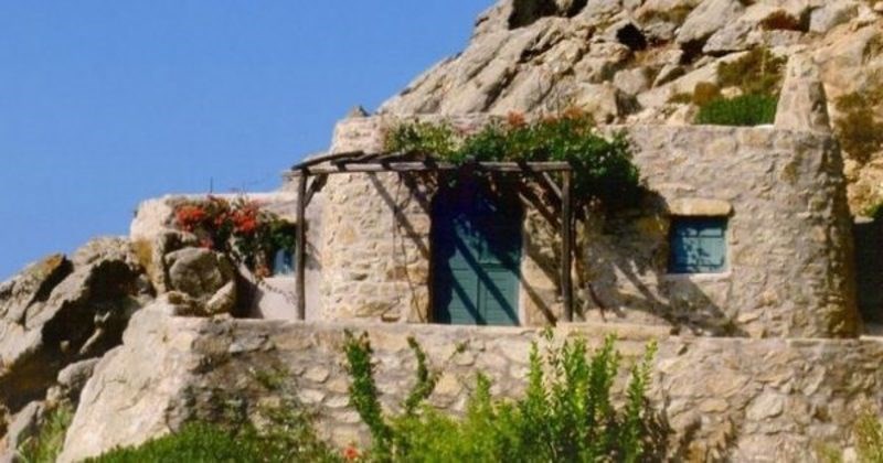 Πρέπει να δεις το εσωτερικού αυτού του σπιτιού-γλυπτό στο βράχο που βλέπει το Αιγαίο