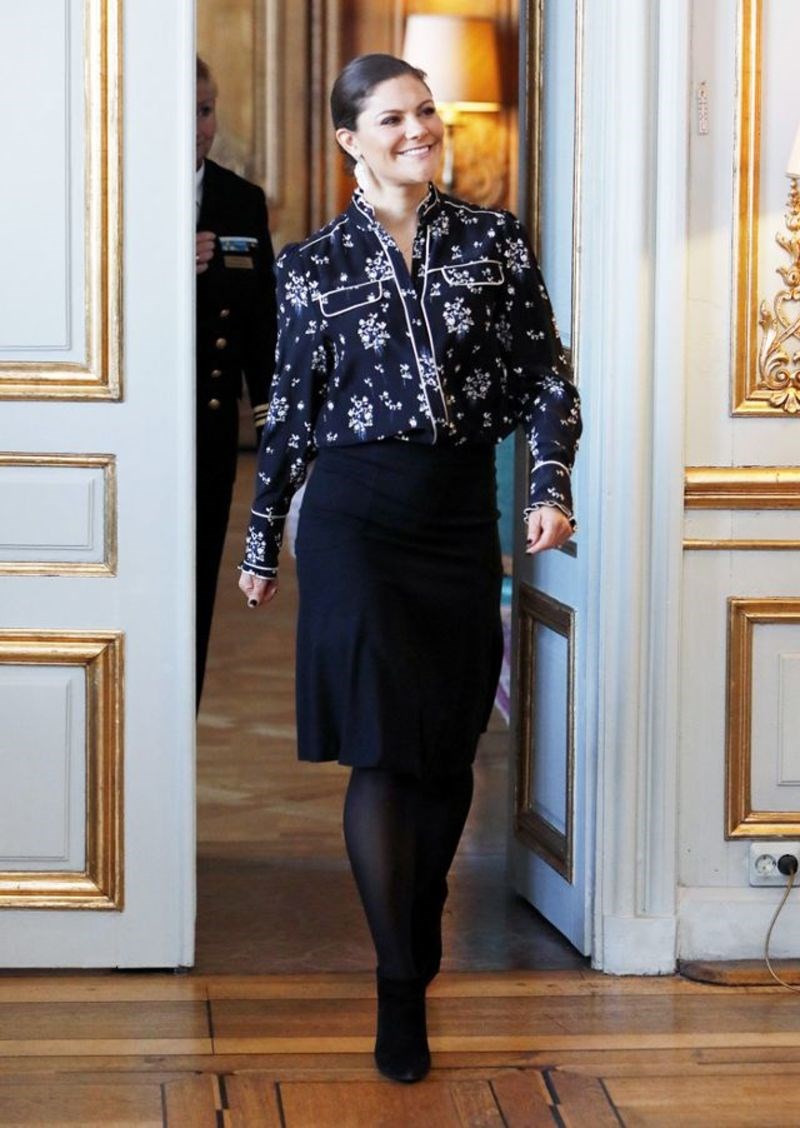 To έκανε ξανά. Η πριγκίπισσα Bικτόρια εμφανίστηκε με το πιο κομψό πουκάμισο από τα H&M