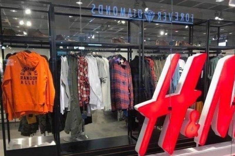 Τα H&M αναγκάστηκαν να αποσύρουν μπλούζα μετά από έντονες διαμαρτυρίες καταναλωτών