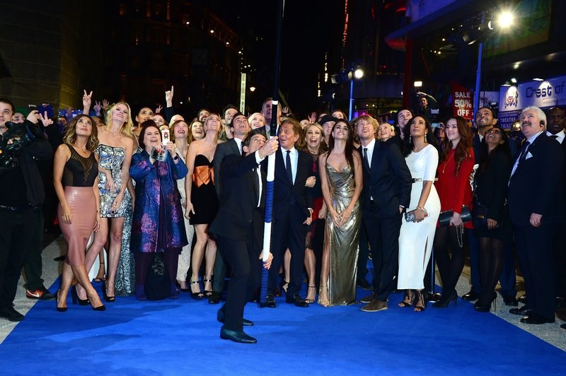 Ο Zoolander ξαναχτυπά με το μακρύτερο selfie stick στον κόσμο κάνοντας νέο ρεκόρ Γκίνες 