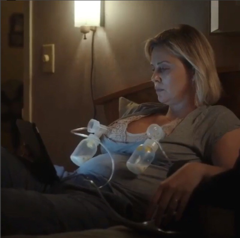 Μια ταινία που δεν ωραιοποιεί τη μητρότητα. Η Σαρλίζ Θερόν υποδύεται μια κουρασμένη μαμά 