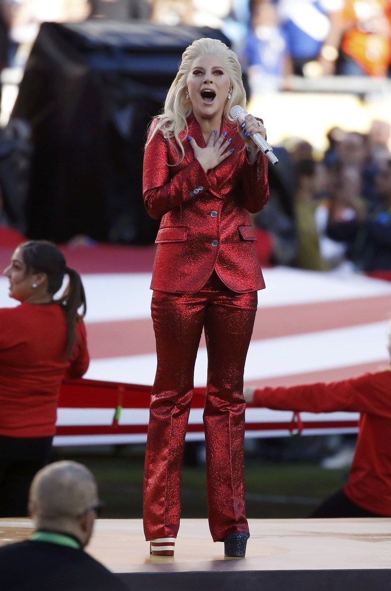 H Lady Gaga εμφανίστηκε με διαφορετικά παπούτσια στο Superbowl 50. Άλλο δεξι, άλλο αριστερό!