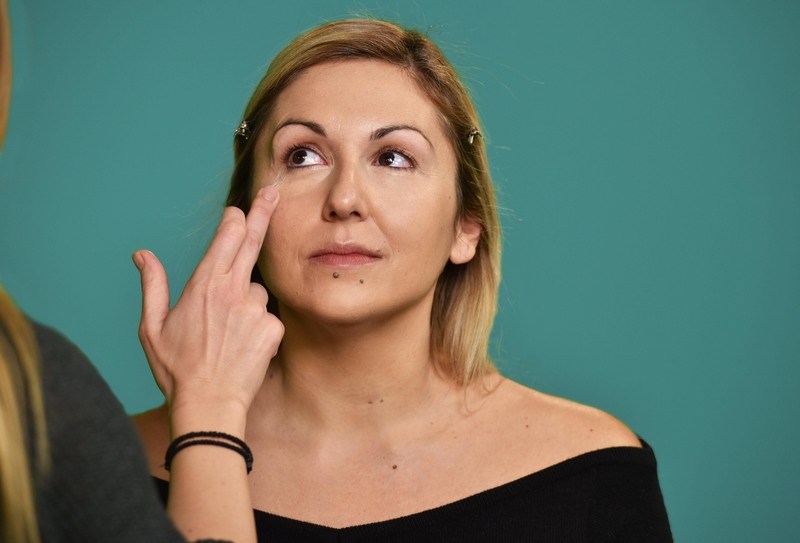 Πριν και μετά: Η Ελίνα ανακαλύπτει το μακιγιάζ που διώχνει την κούραση 