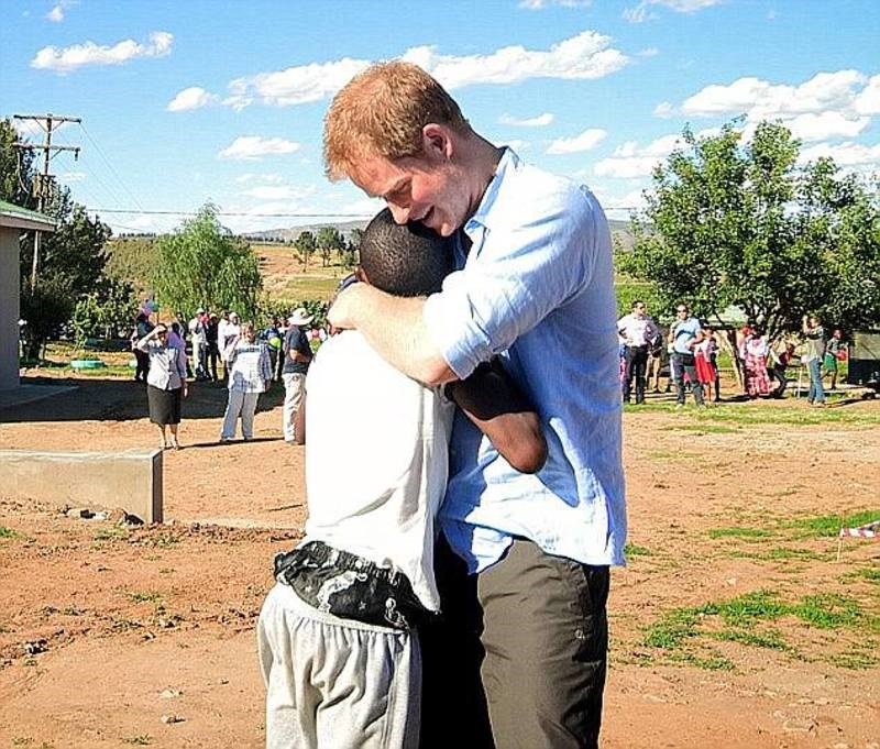 O πρίγκιπας Χάρι κάλεσε στον γάμο του ένα ορφανό αγόρι που είχε γνωρίσει στην Αφρική 