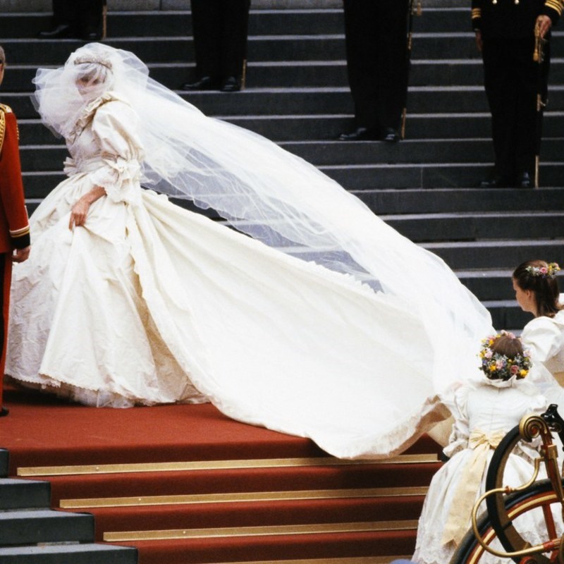Πως η Πριγκίπισσα Νταϊάνα έζησε το χειρότερο εφιάλτη την ημέρα του γάμου της μέσα στο νυφικό της