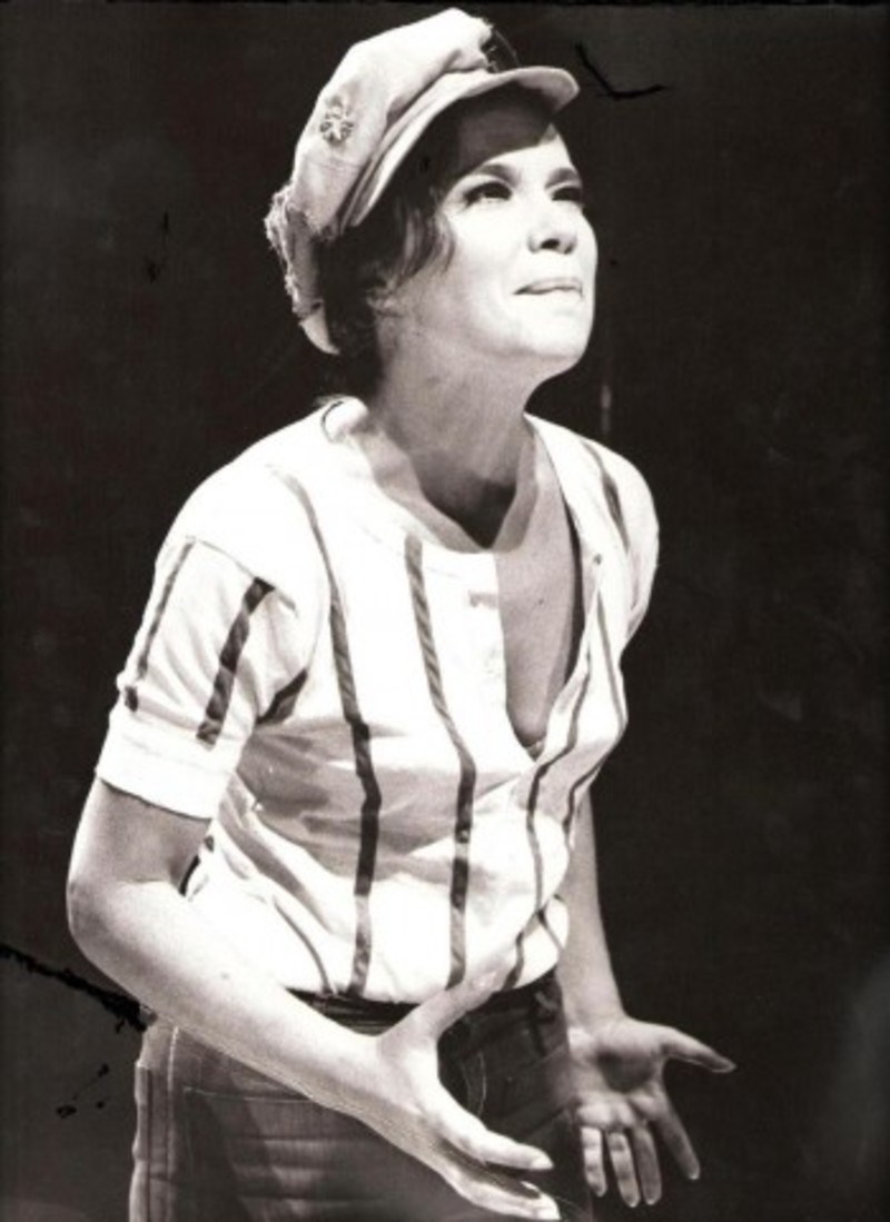 Τη νύχτα που η Χούντα συνέλαβε τη Τζένη Καρέζη μέσα στο θέατρο. Η παράσταση που σημάδεψε την Ελλάδα