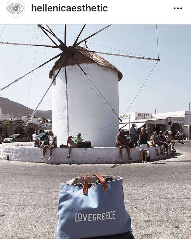 Από την Κρήτη ως το Αμβούργο: Η ελληνική τσάντα παραλίας που συνδυάζει το τουριστικό με το chic