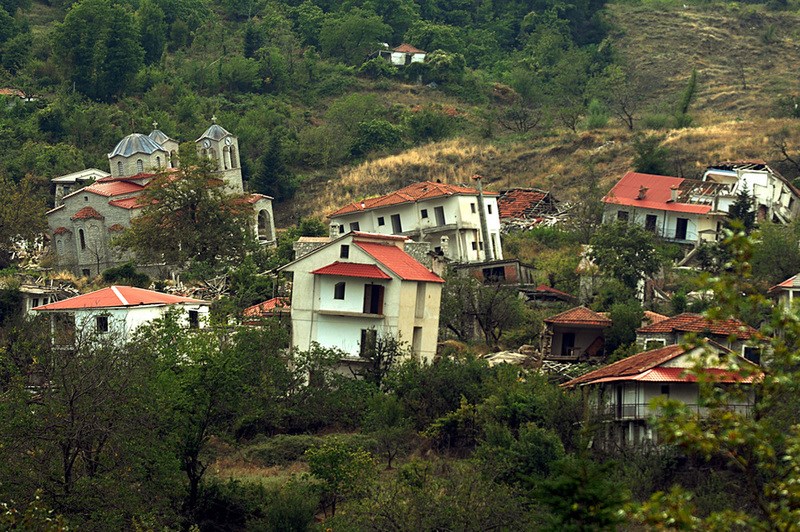 Ροπωτό Τρικάλων: Το χωριό φάντασμα που έχει «ρουφήξει» η γη, κάνει το γύρο του κόσμου