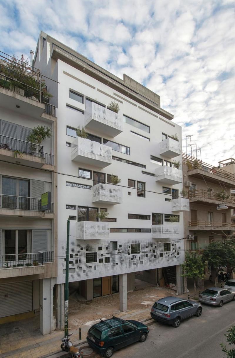 Η σύγχρονη πολυκατοικία στο Κουκάκι φέρνει το λευκό μέσα στο γκρίζο της πόλης