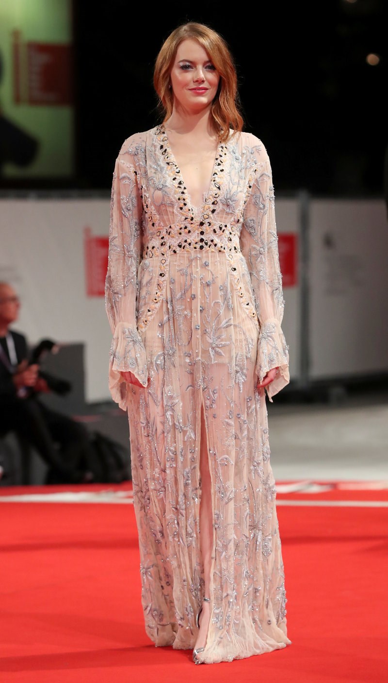 Έμμα Στόουν: Φόρεσε το ωραιότερο φόρεμα του φεστιβάλ Βενετίας στην πρεμιέρα του Λάνθιμου