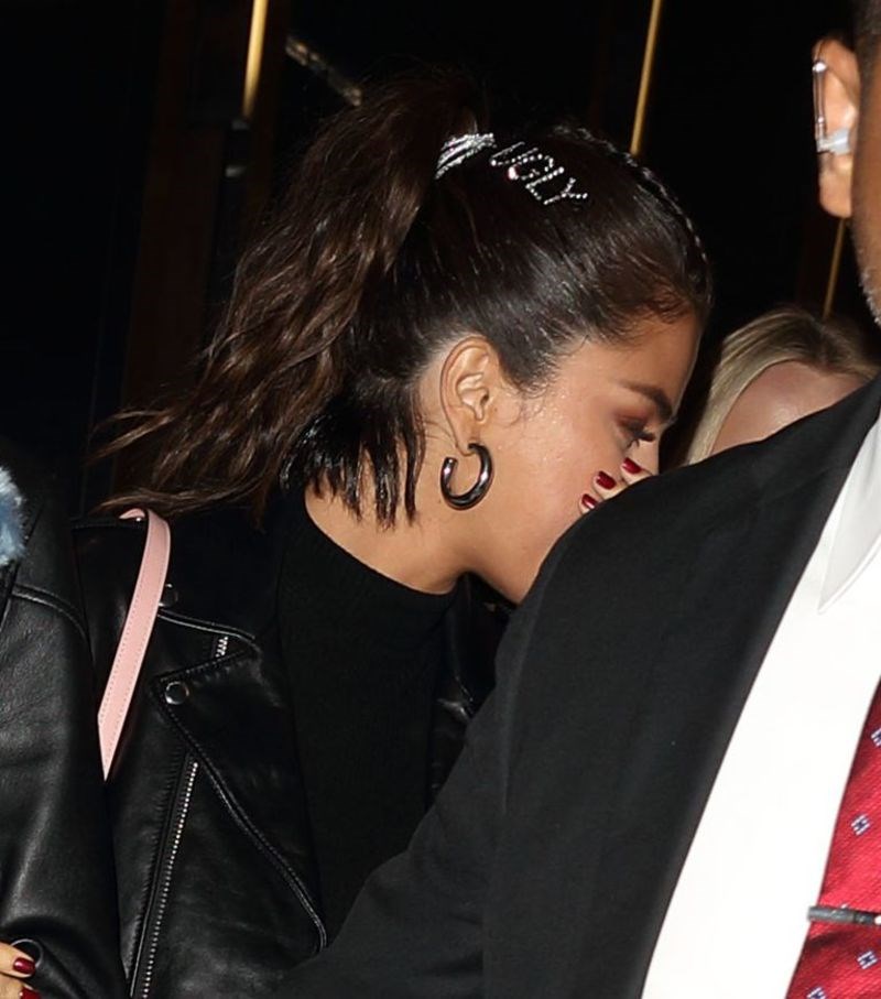 Το ανατρεπτικό αξεσουάρ μαλλιών της Selena Gomez και το “πιπεράτο” μήνυμα που κρύβεται πίσω απ' αυτό