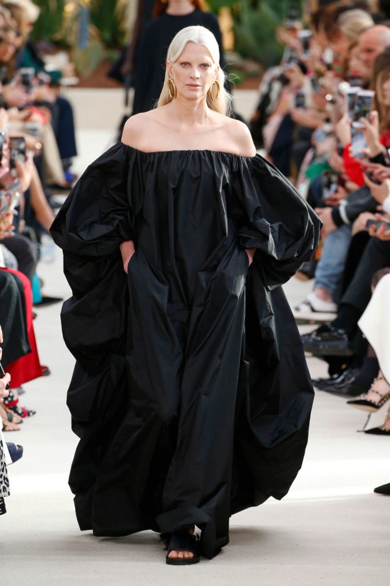 Ο οίκος Valentino επαναφέρει την πιο θηλυκή τάση που μπορεί να φορέσει μια γυναίκα