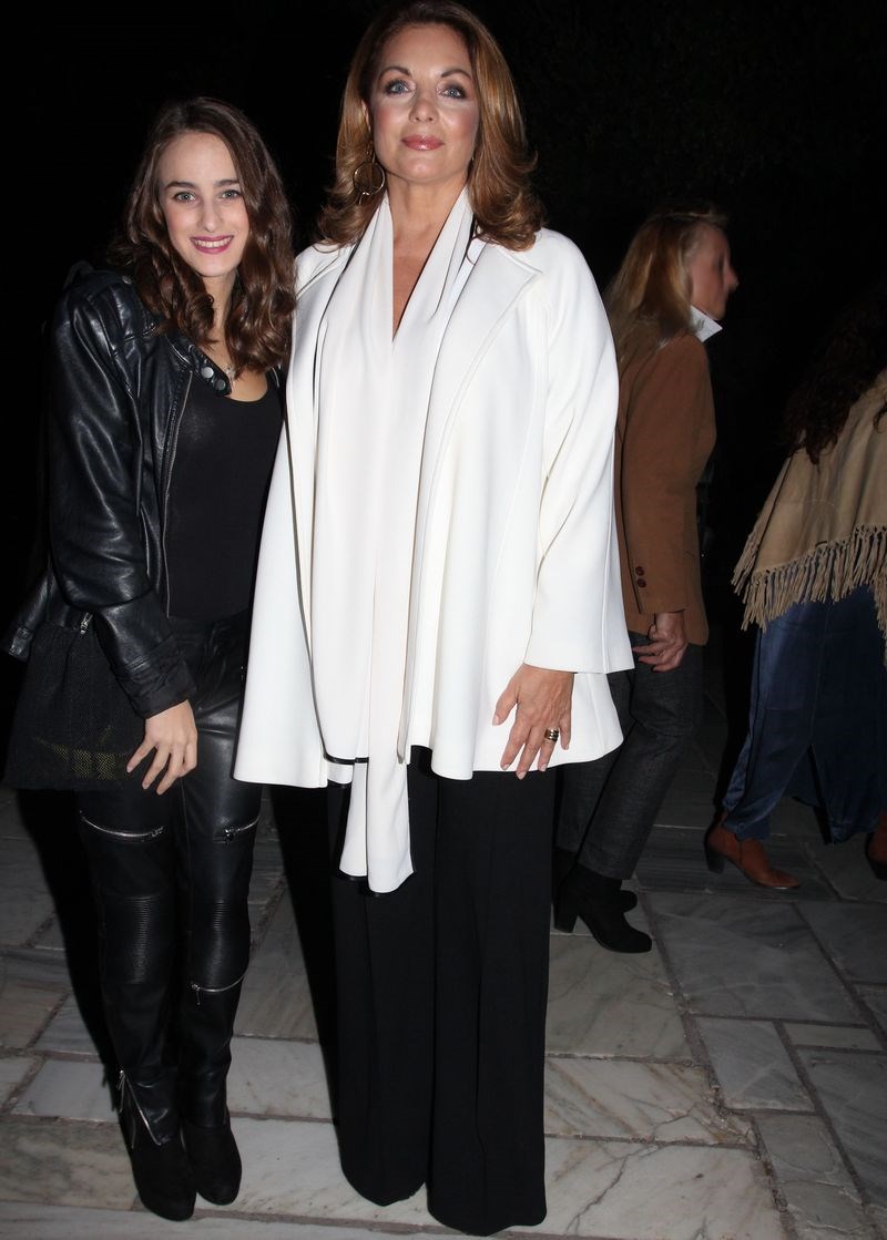 Μοιάζουν απίστευτα: Η Άντζελα Γκερέκου με την κόρη της Μαρία, στο Ηρώδειο