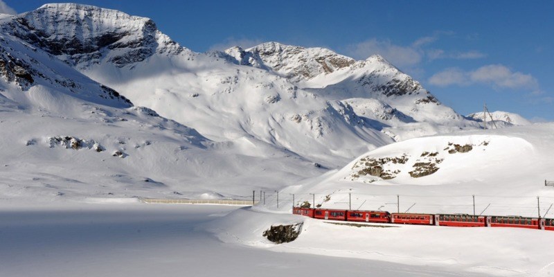 Το κόκκινο τρένο των Χριστουγέννων στην πιο μαγευτική διαδρομή των χιονισμένων Άλπεων 